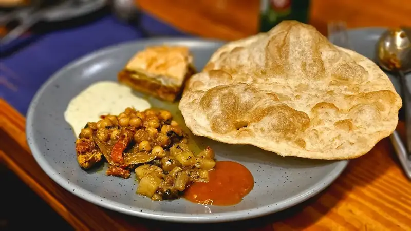 Luchi and aloor dom, Sunday morning