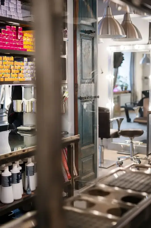 Ergonomic styling stations with adjustable mirrors